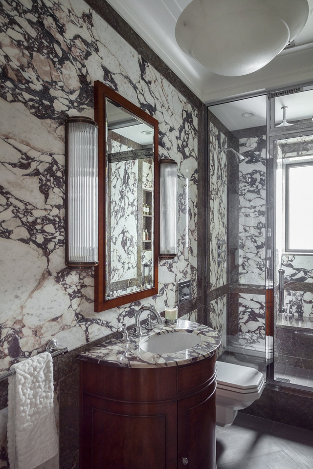 Đừng phân vân khi chọn đá cẩm thạch cho phòng tắm gia đình bởi chúng có bề mặt ngày càng sáng bóng theo thời gian - Ảnh 3.
