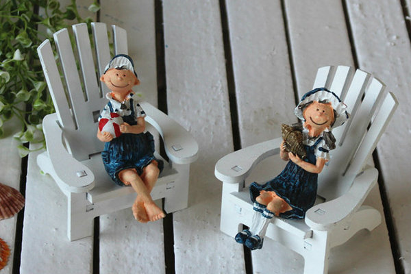Cặp bé hải quân ngồi ghế gỗ - Decor Chủ Đề Biển - Trang Trí Chủ Đề Biển