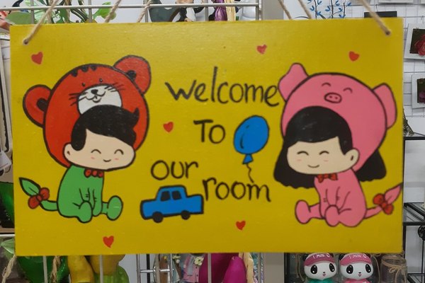 Bảng gỗ "welcome to our room" hổ&heo
