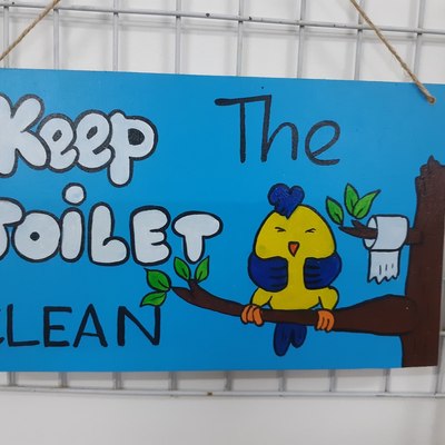 Bảng gỗ "Keep the toilet clean"