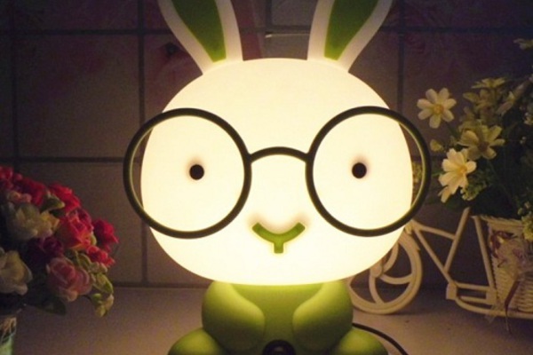Đèn ngủ hình thỏ đeo kính