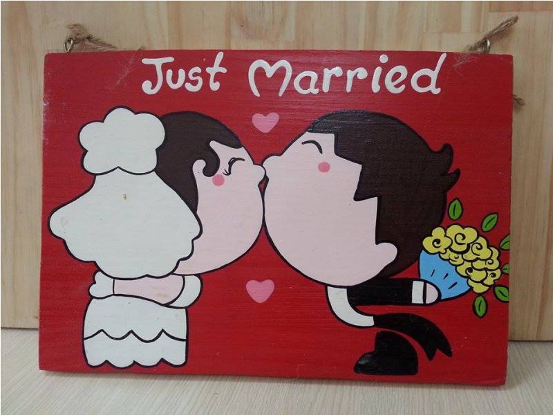 Bảng gỗ just married kiss nền đỏ