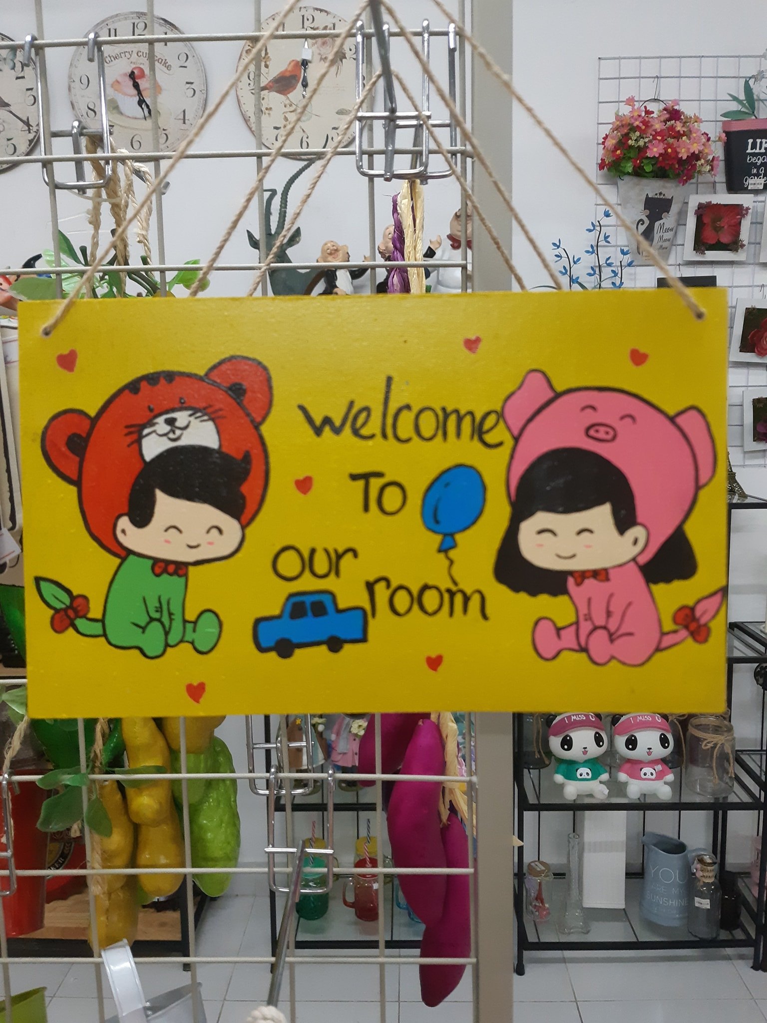 Bảng gỗ "welcome to our room" hổ&heo